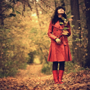 mulher sozinha no bosque